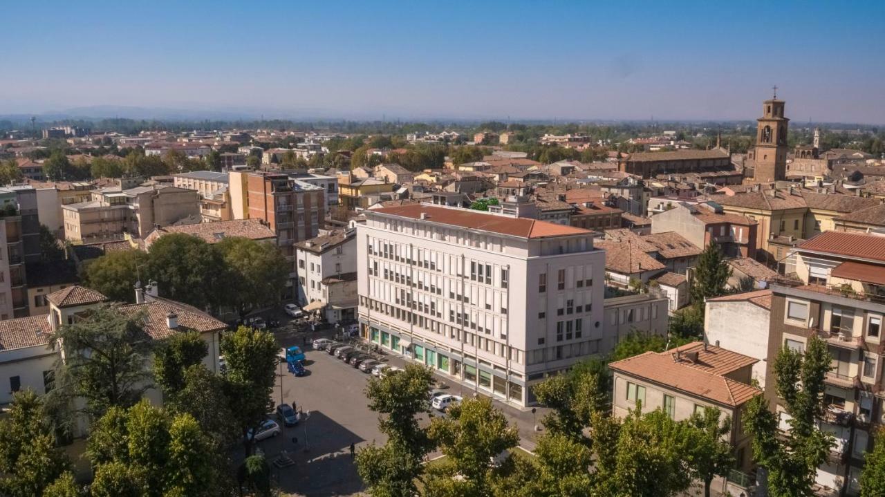 Bnbiz - Coworking Hotel Fiorenzuola d'Arda Luaran gambar